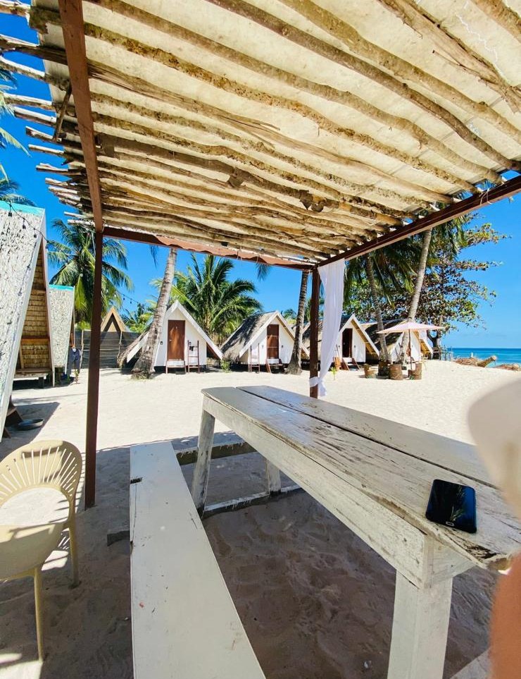 Camp et kubos en bord de plage à Balabac