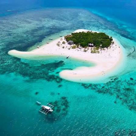 Vue aérienne de l'îlot de Patawan — banc de sable en croissant, cocoteraie centrale et lagon turquoise