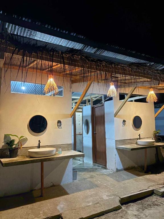 Sanitaires simples d'un camp à Balabac